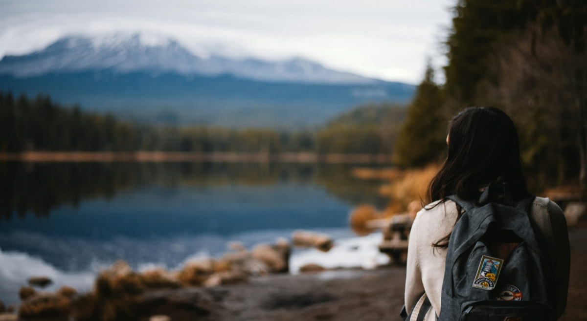 Eine Frau blickt auf einen Bergsee
